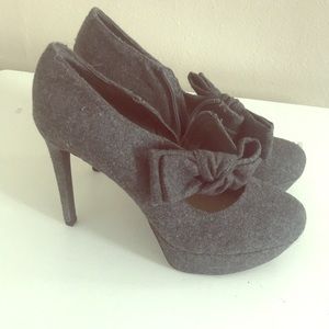 Grey bow Gianni Bini heels